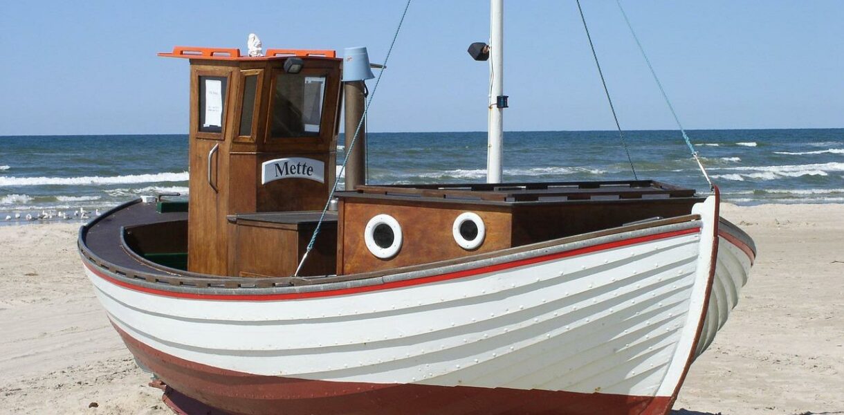 petit bateau sur la plage