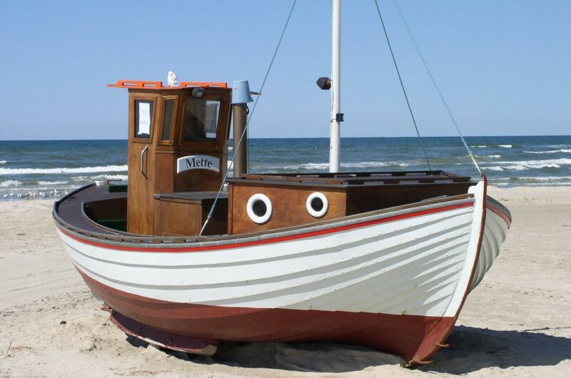 petit bateau sur la plage